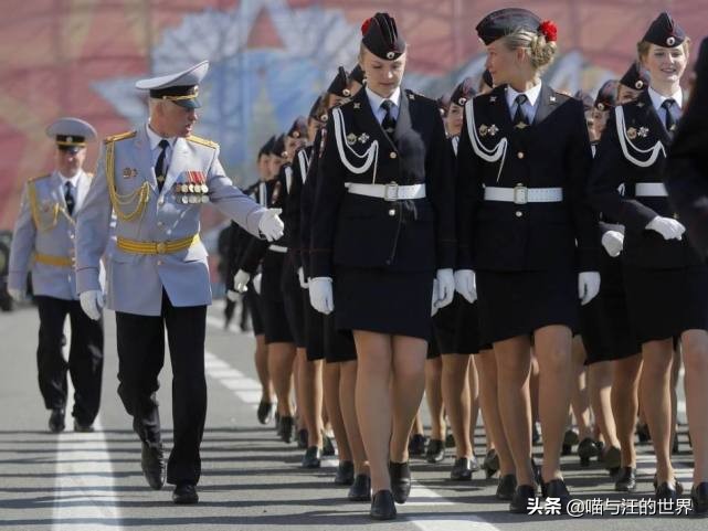 日本女兵阅兵需要背包吗,日本女兵阅兵背的包