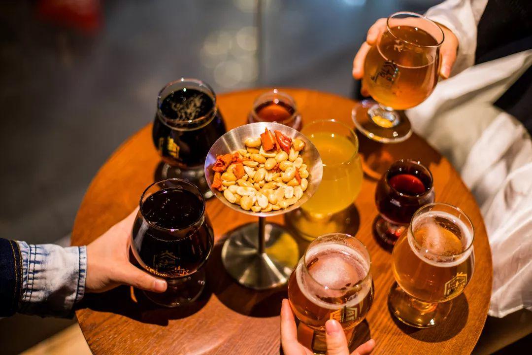 外国人喝中国精酿,泥煤味精酿