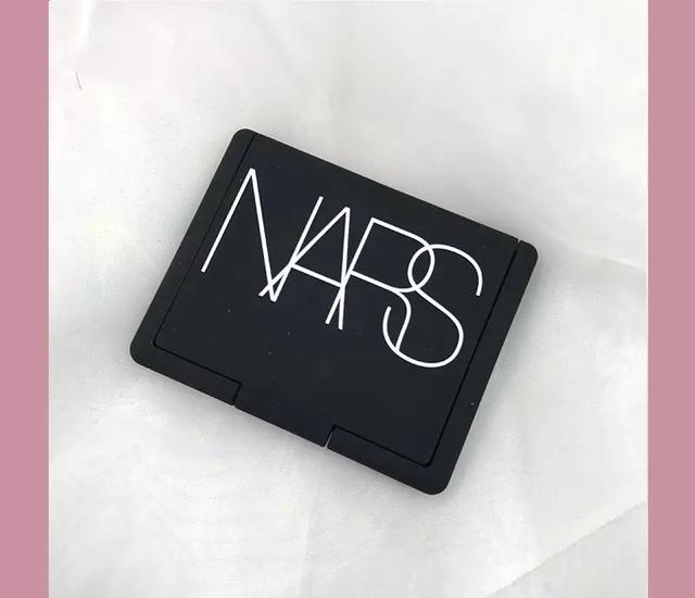 泫雅重腮红妆容,泫雅同款鬼马亮片妆