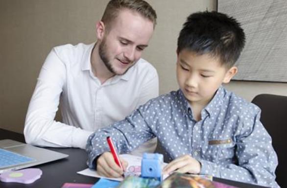 为啥中国孩子“多叛逆”？养育孩子的过程，父母多缺乏“读懂感”