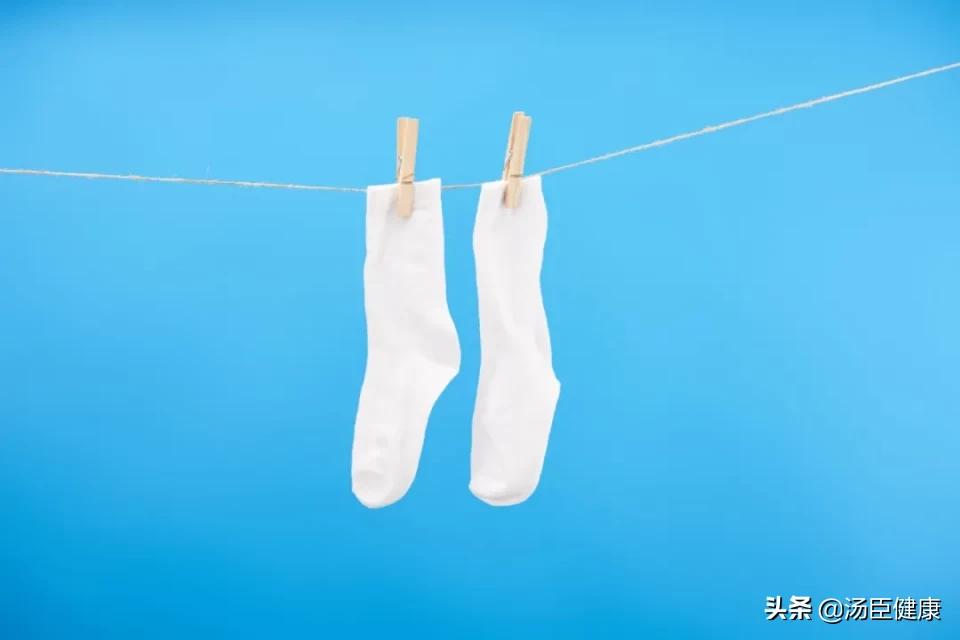 内衣裤的细菌与袜子细菌哪个多,裤袜放了一年再穿会留有细菌吗