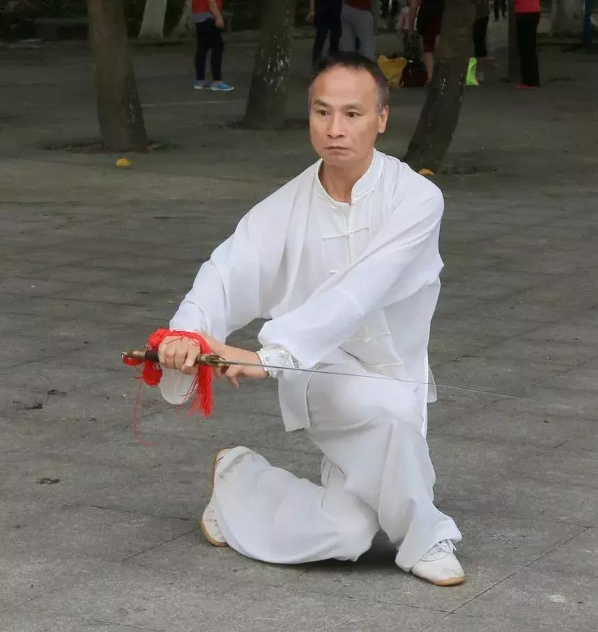 24式养生太极剑名称及动作要领,傅清泉讲解51式太极剑法及要领