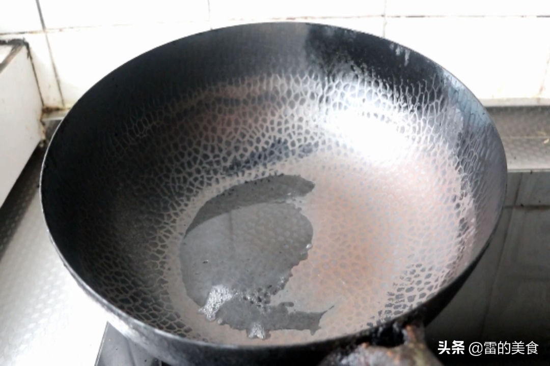 炒菜锅用久了又脏又粘锅，教你最简单的处理方法，旧锅变新锅
