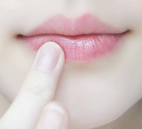 唇纹比较暗沉怎么办,怎样淡化唇纹最有效