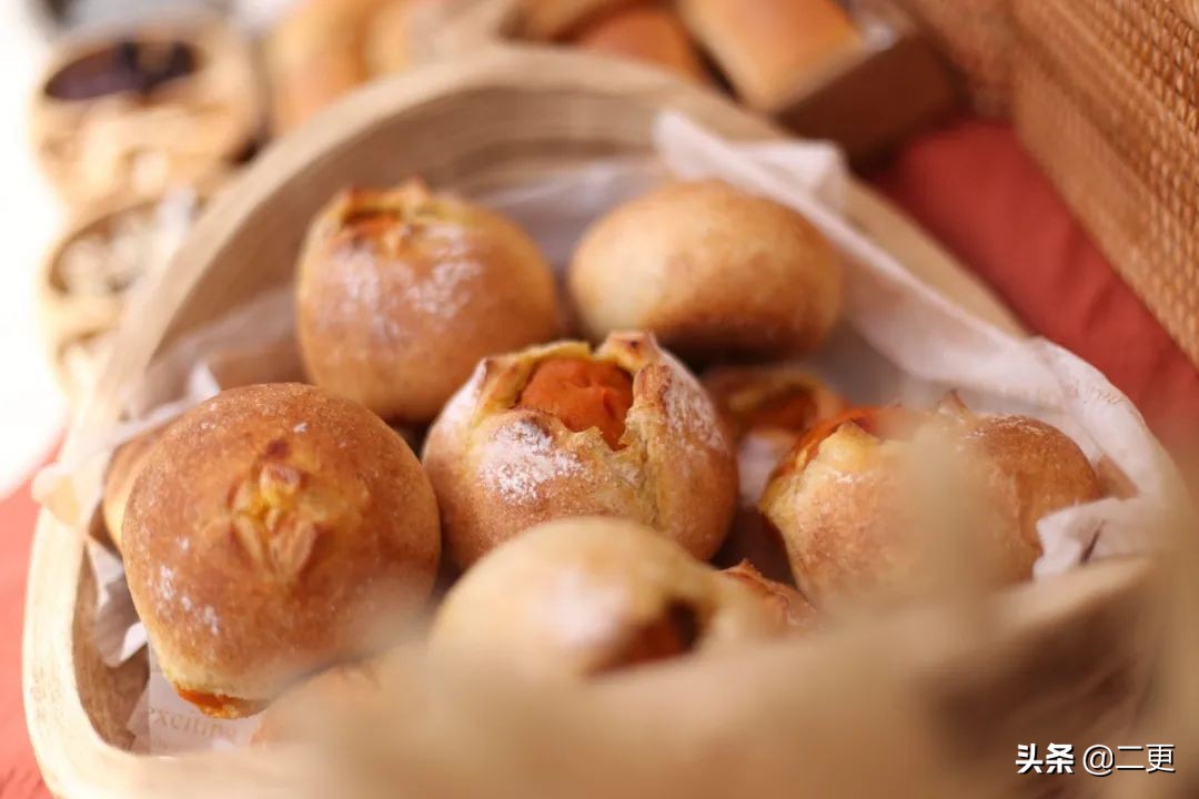 相识27天闪婚，这对逃离大城市的小夫妻，实现“面包爱情”双丰收