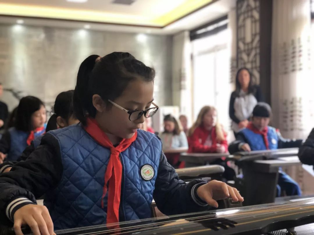 英美师生来蓉交流学习还与中国师生跳了一曲《小苹果》