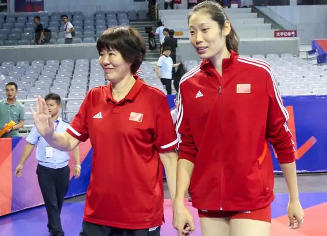 郎平轻声说：“醒醒，我们的小睡神。”为什么朱婷那么爱睡呢？