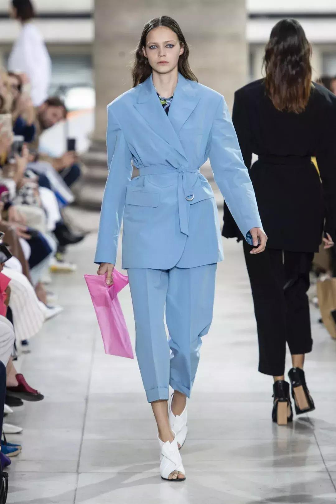 穿上西装我就必须彬彬有礼,像大人一样穿上一身帅气西装