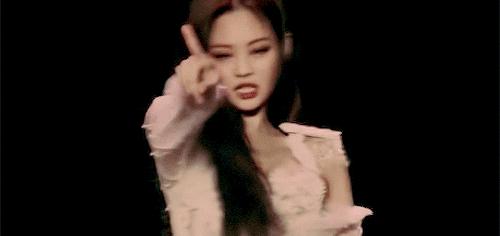 天气回暖怎么穿?裙子+运动鞋是时尚人群中热度最高的搭配法则