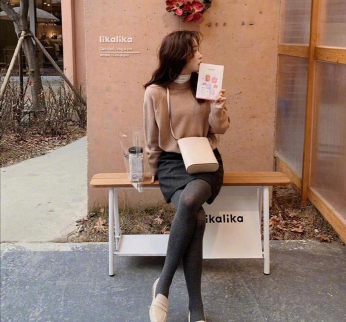 黑色大衣搭配什么颜色毛衣显高级,内搭毛衣也不含糊穿上这些美到爆