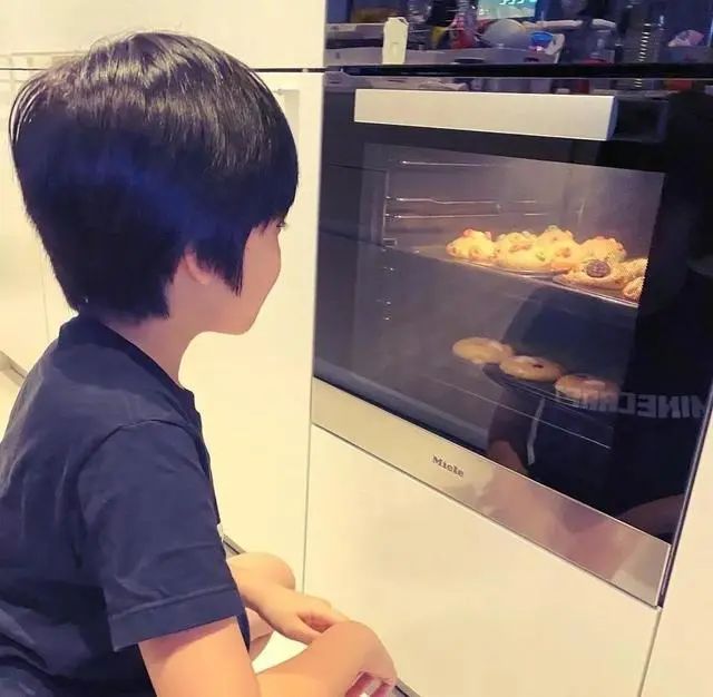 林志颖大儿子终于露面！模样比小时候更帅气，一家五口真有爱