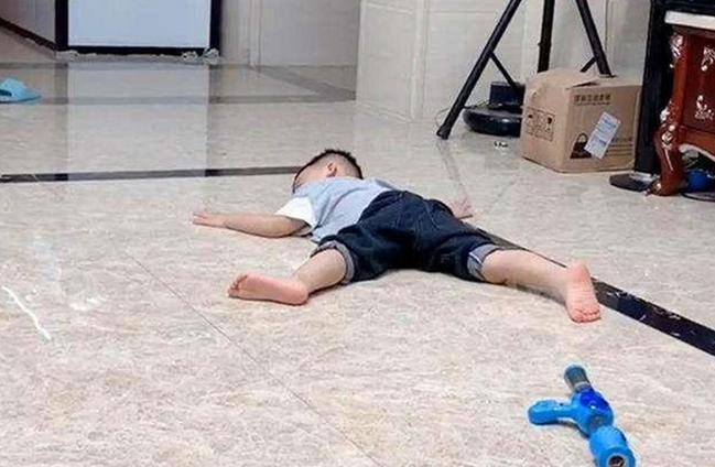 姐姐开学弟弟哭了想念姐姐,姐姐开学弟弟难过