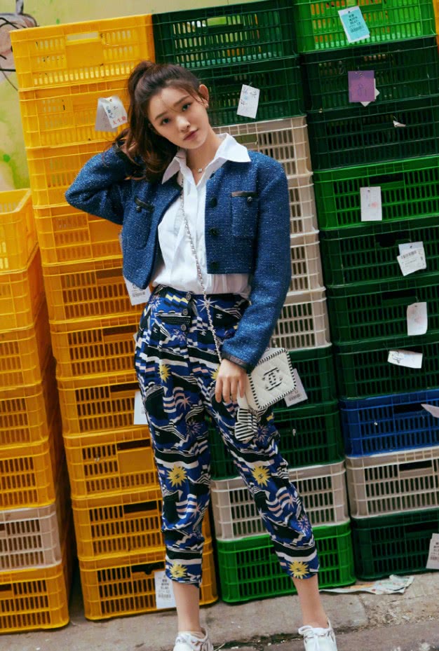 林允怎么穿牛仔裤,林允衣着清凉大秀香肩小蛮腰