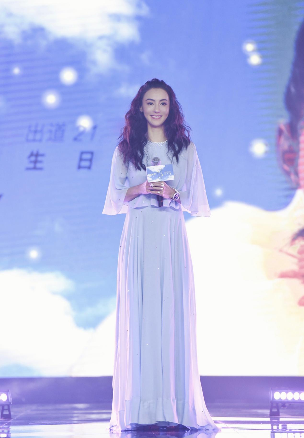 张柏芝穿白色装图片,张柏芝穿着打扮还是比较普通的