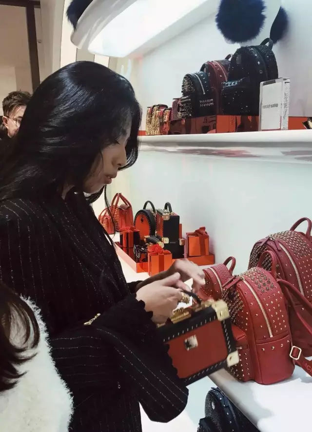 mcm背包哪款实用,mcm背包红色布艺