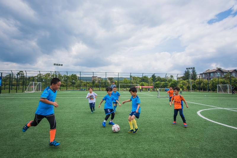 学习踢足球是终身受益的事这难道不是给孩子最好的礼物吗?