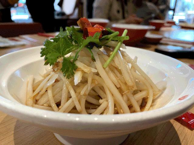 这家水饺店出了一瓶万年稀罕的天然自涌泉,到店免费喝,牛掰啊