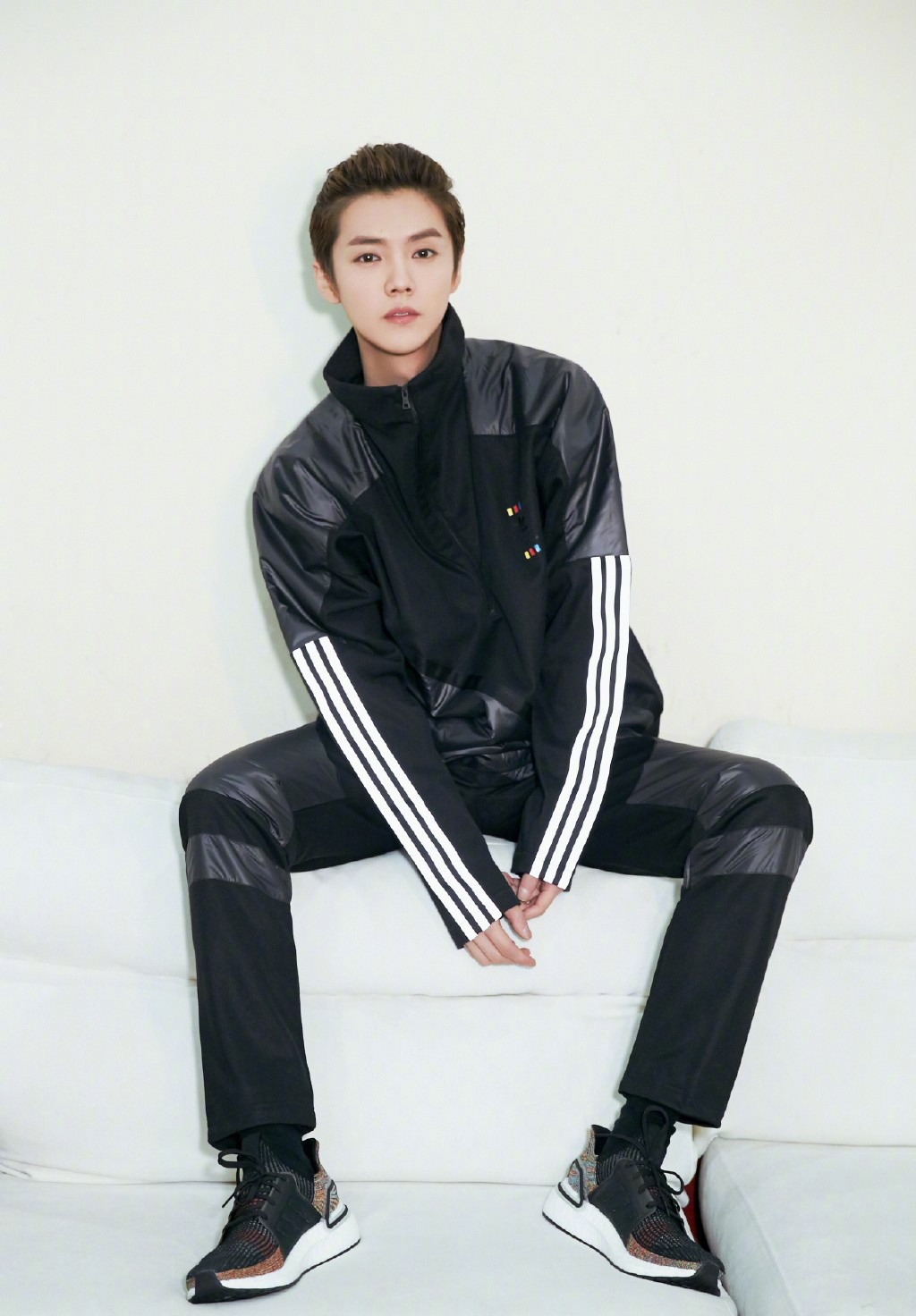 鹿晗黑色装,鹿晗白色套装满满的少年感