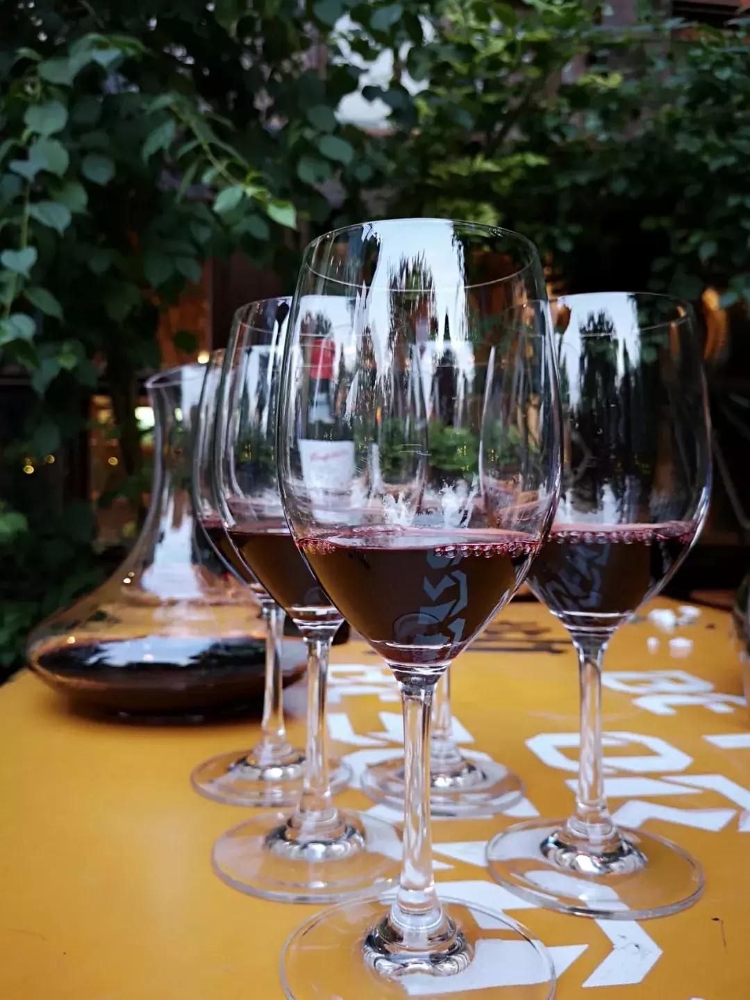 作为郑州酒吧界的引路人，不见不散承载着无数人的青春