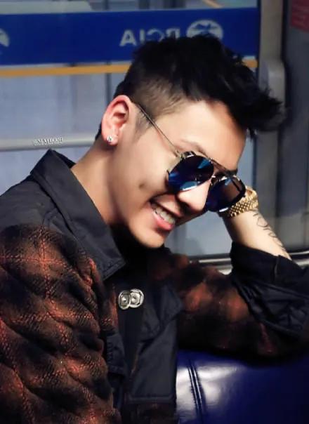 天生“花心脸”，痞帅不油腻，这6位自带坏男生魅力，不耍帅也酷