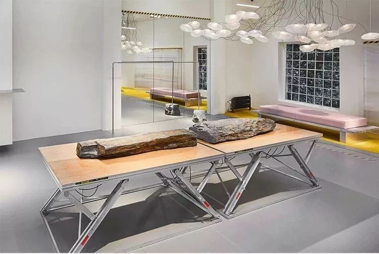 从濒临倒闭到年营收25亿,从濒临倒闭到市值266亿