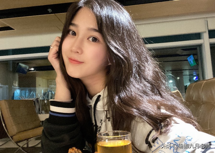 她是最美足球解说，曾参加《为你而来》，身材傲人，丈夫高大威猛