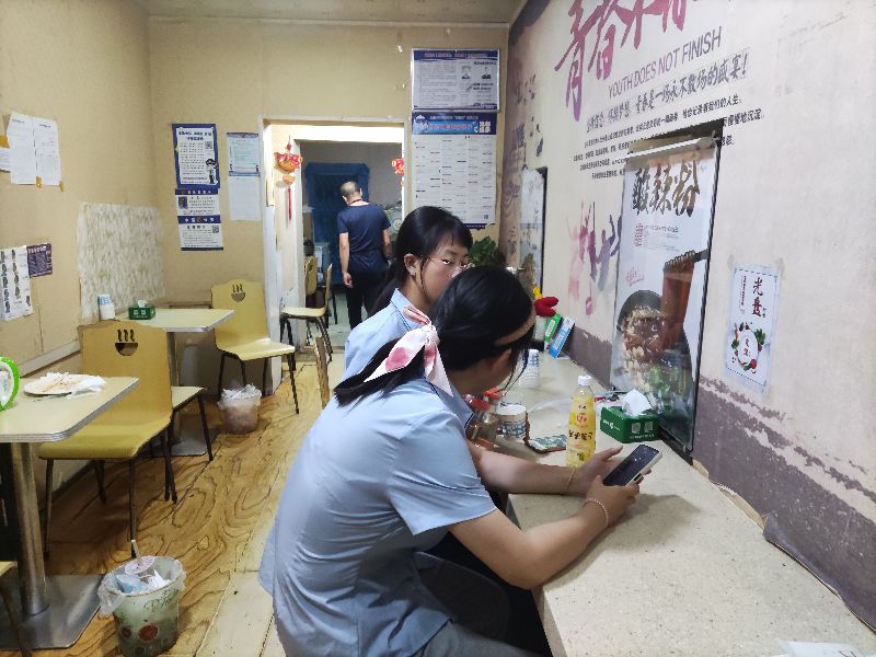 乌鲁木齐一企业大经理隐藏街头开小吃，月收入近万！听听他的故事