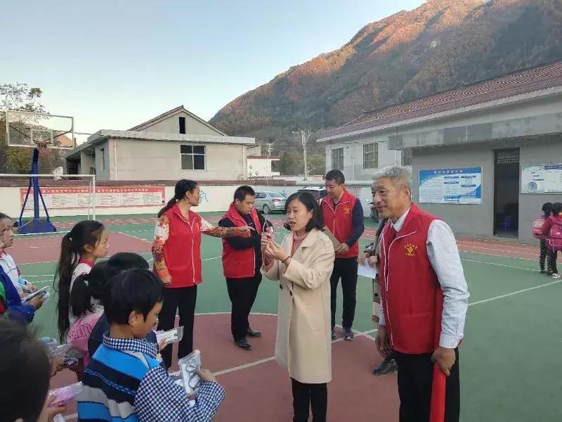 情系家乡传递爱心,情系灾区传递温暖