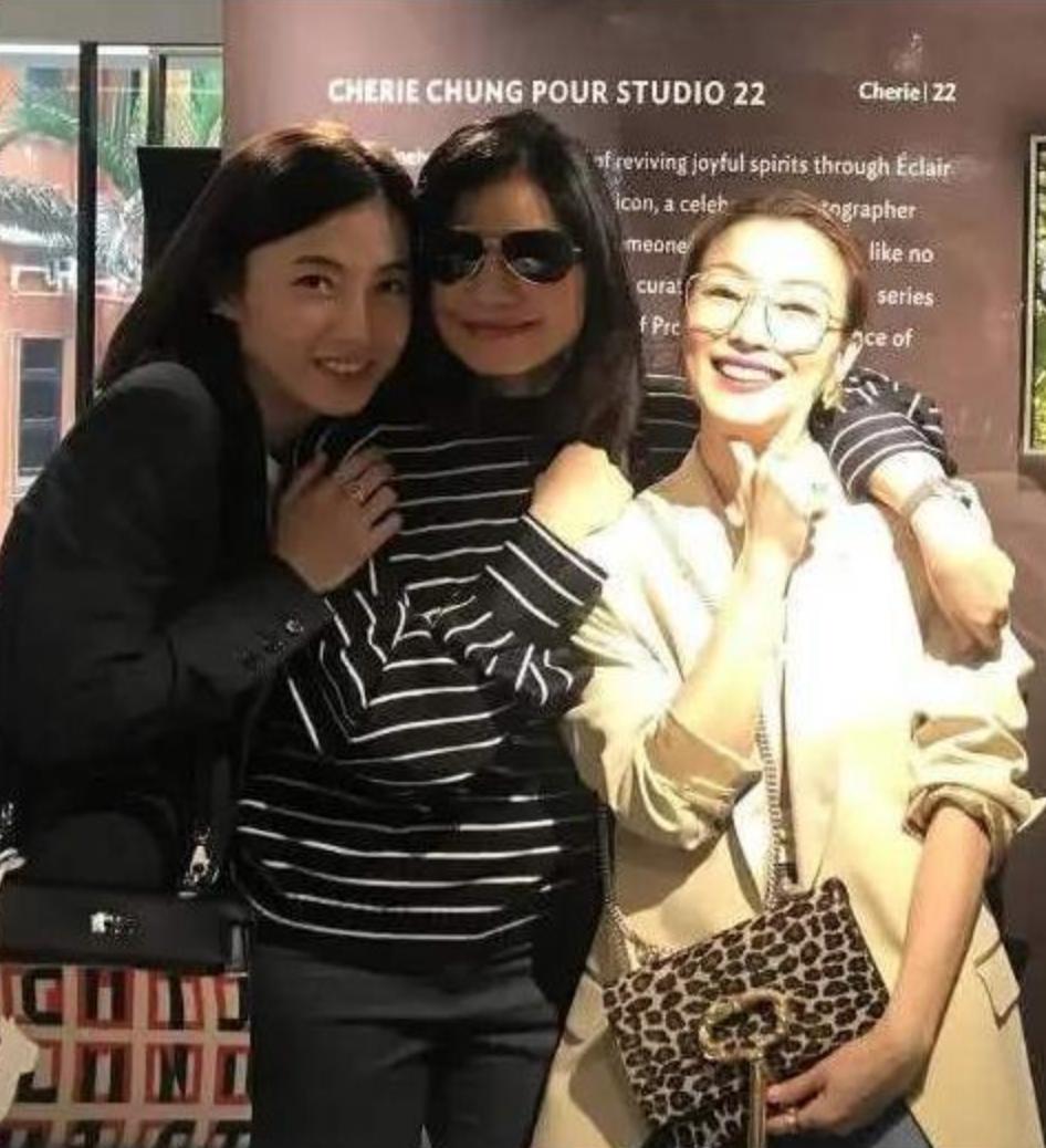 郑秀文和钟楚红同框合影,郑秀文钟楚红为啥成闺蜜