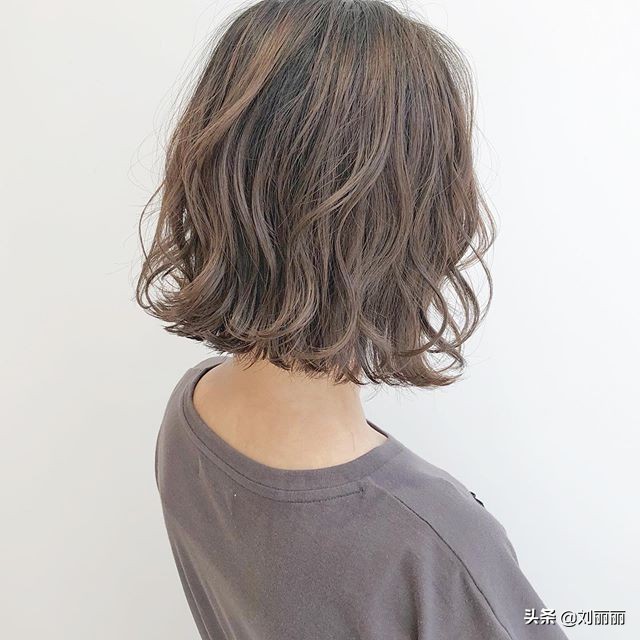 好看又时尚的发型最新款,40-50岁洋气烫发型中长发大圆脸