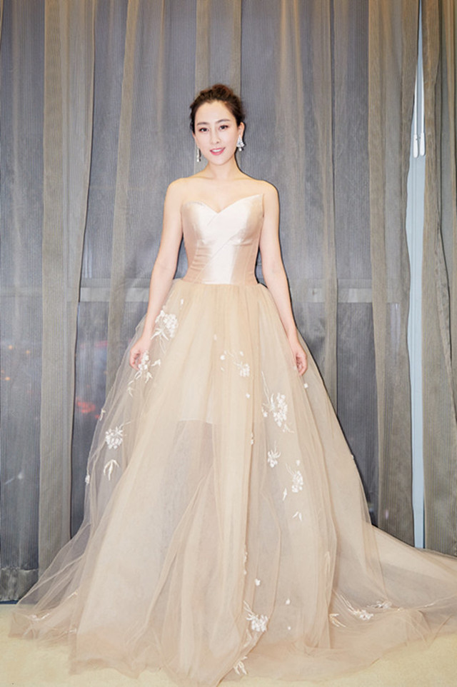 马苏有料也敢秀，穿抹胸礼服“撑”得真够满，不用手提也掉不下来