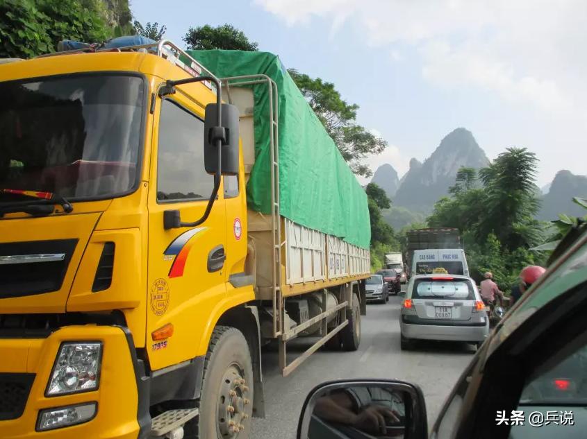 越南老兵重回当年战斗过的洞穴 (越南老兵回忆丛林战争)