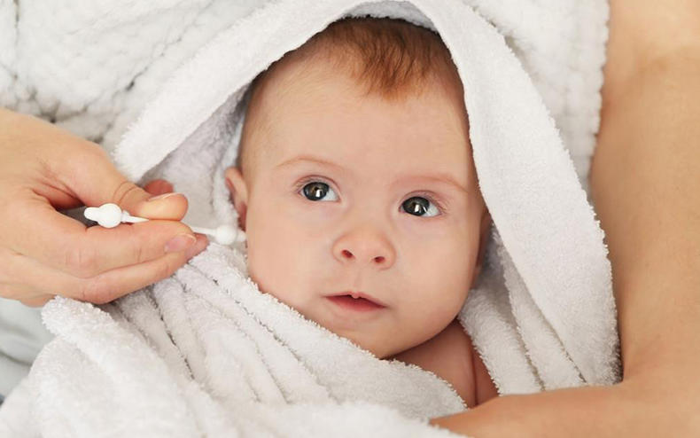 宝宝总是挠耳朵是中耳炎吗,宝宝频繁挠耳朵肿了