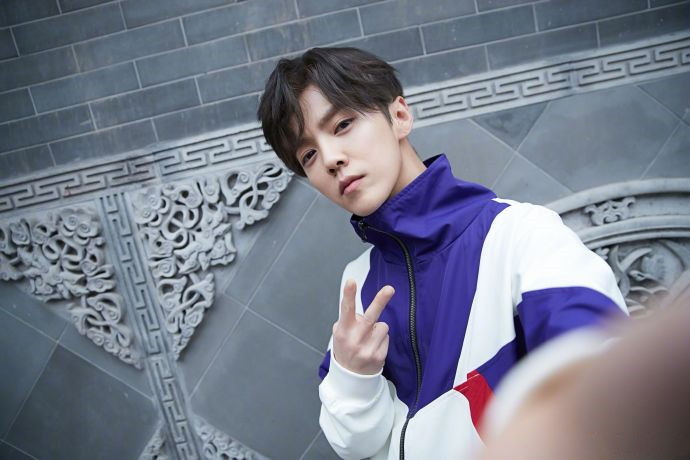 鹿晗北京踢足球,鹿晗现身胡同踢足球热搜