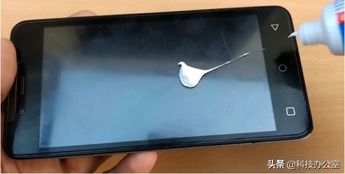 手机屏幕脏了怎么擦才能擦干净,手机屏幕脏了用什么擦才能干净