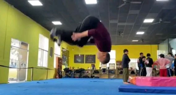 李宁后空翻事件,体操王子李宁几十年来空翻