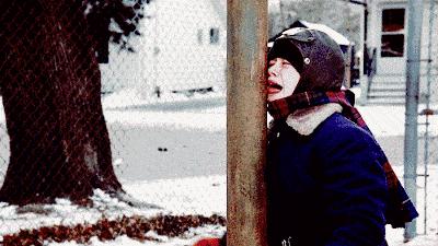 熊孩子把舌头冻到栏杆上,熊孩子皮到极致