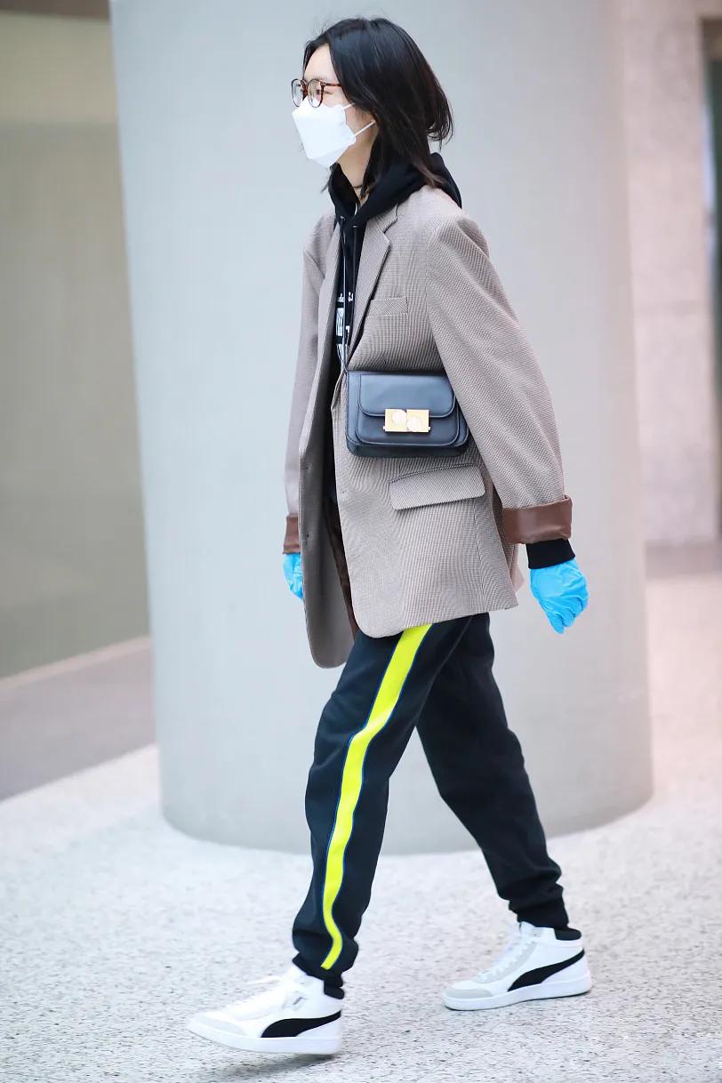 防疫造型大赛第二弹，杨幂热巴刘雯...戴口罩也挡不住的时髦感