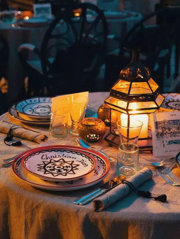 在摩洛哥皇宫，穿拖鞋看秀，是什么体验？