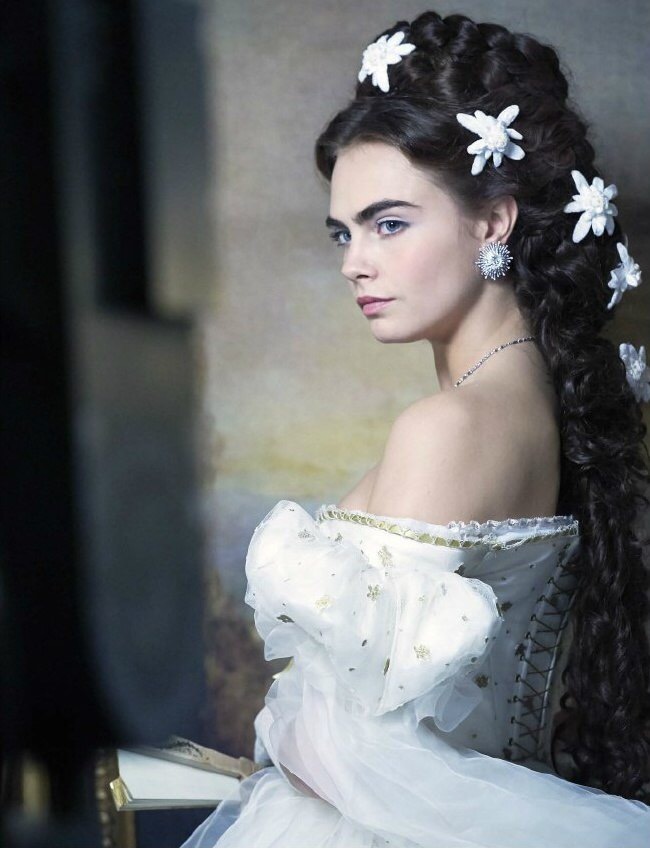 甜！英国贵族超模爱上美国女演员，机场热吻，狂撒狗粮