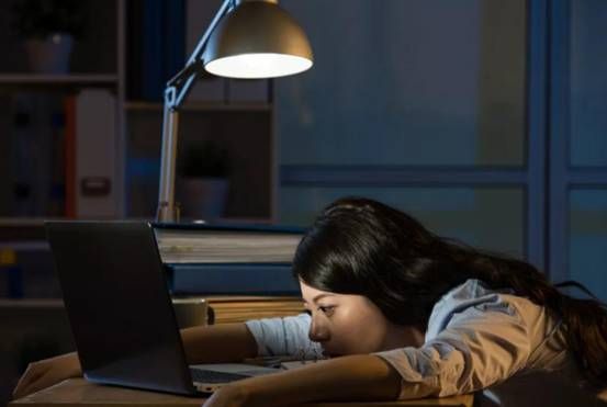 熬夜引起牙龈肿痛怎么快速消肿,熬夜牙龈肿痛怎么办