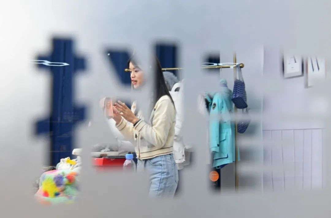 长不大的小主播：仨月换一批，赚钱靠“奇迹”