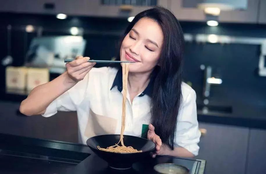 为什么明星们喜欢吃海鲜,为什么明星吃得特别多