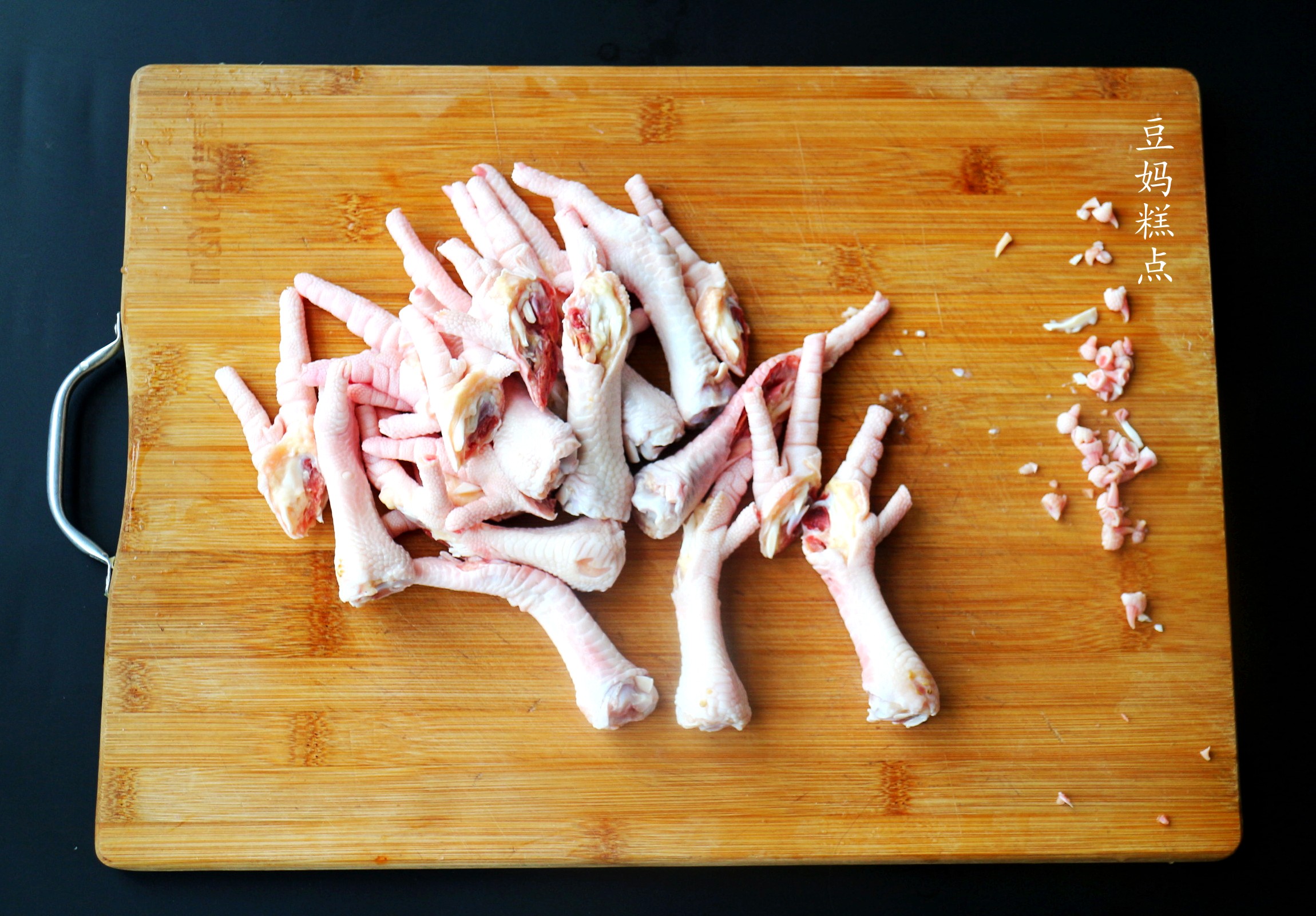 好吃的泡鸡脚的做法视频,酸辣可口的泡鸡脚