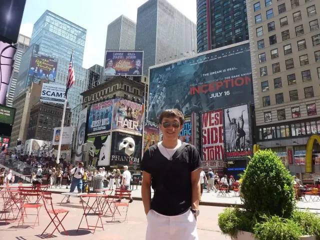 买二手衣服回家补、一张椅子用18年，这8位明星，有钱也没乱花