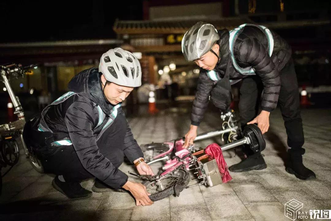 暖心代驾爸爸：白天收废品晚上开滴滴捡玩具给女儿建成童话世界