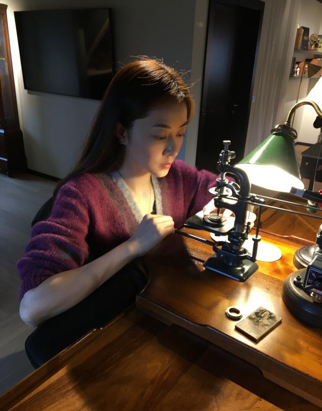 熊黛林穿白衬衫黑色背带裤,熊黛林露肩长裙大秀好身材