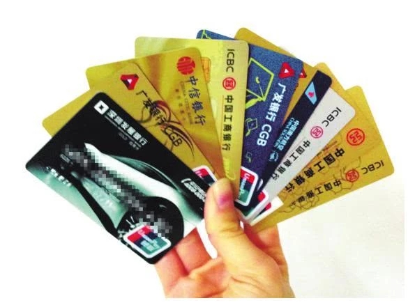 信用卡输错密码三次冻结了怎么办,信用卡逾期储蓄卡被冻结如何解决