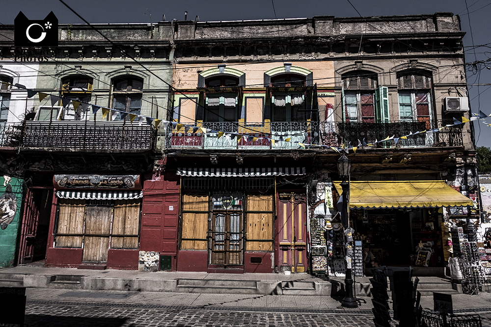 一个贩卖艺术和足球的彩色街区