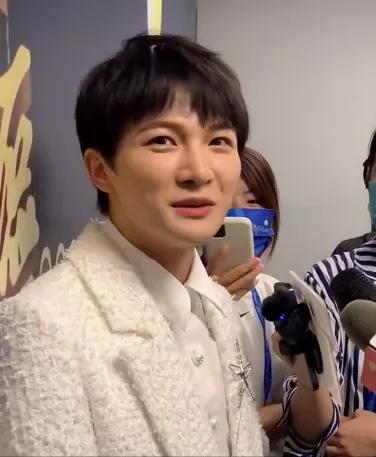 大湾区王菲出场谢霆锋表现,谢霆锋看王菲演唱会的视频